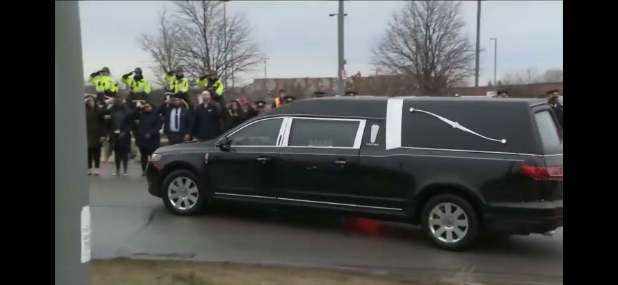 TPSMounted's tweet image. #PHBumny #PHNorval #PHFirstResponder #PHDraper attended the procession for OPP Constable Greg Pierzchala #herosinlifenotdeath #opp #gonetoosoon