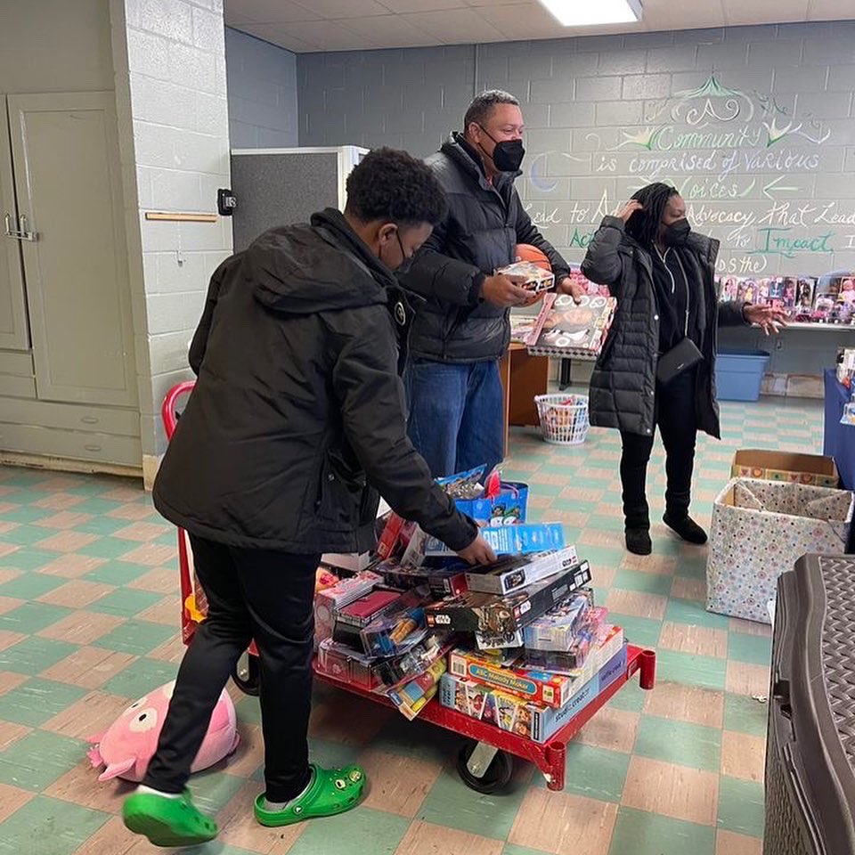 NHCJJ's tweet photo. Flashback Friday: 

Last week this time the National Harbor Chapter successfully delivered toys collected from our families at the Holiday Gala to the moms and children at Shepherds Cove. 

A special thank you to Dad Thomas Alston for bringing us the toys. #nhcjj https://t.co/YjeKAhodFr