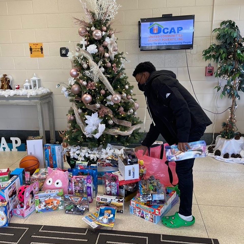 Flashback Friday: 

Last week this time the National Harbor Chapter successfully delivered toys collected from our families at the Holiday Gala to the moms and children at Shepherds Cove. 

A special thank you to Dad Thomas Alston for bringing us the toys. #nhcjj