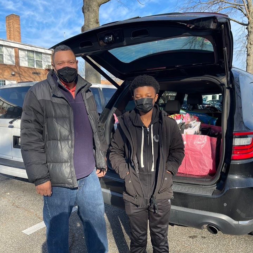 NHCJJ's tweet photo. Flashback Friday: 

Last week this time the National Harbor Chapter successfully delivered toys collected from our families at the Holiday Gala to the moms and children at Shepherds Cove. 

A special thank you to Dad Thomas Alston for bringing us the toys. #nhcjj https://t.co/YjeKAhodFr