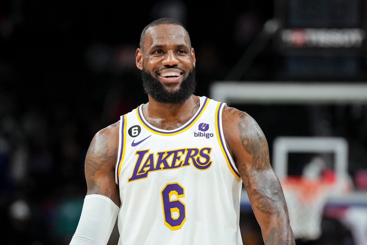 BleacherReport's tweet photo. Favorite Bron Era? 👑 https://t.co/j9ICh9xedx