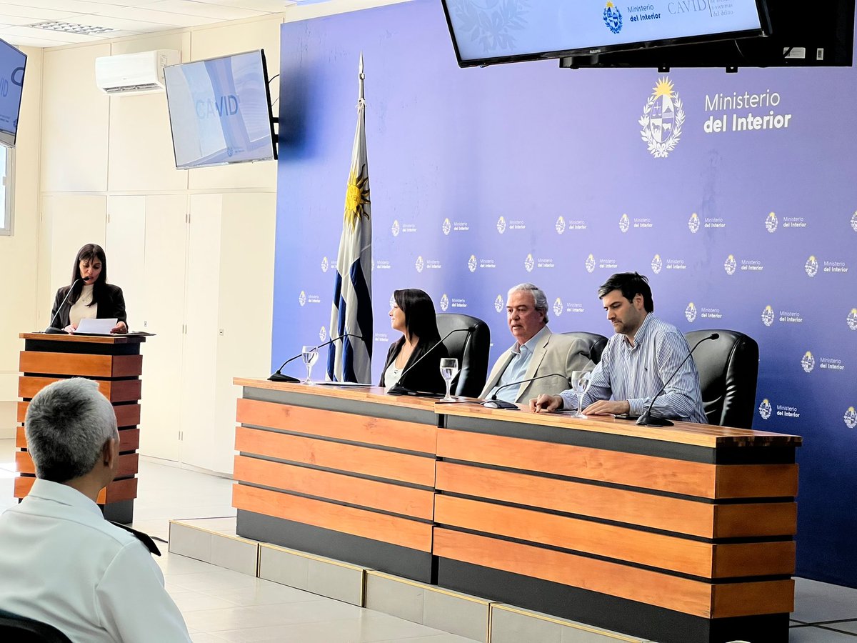 Ni_Martinelli's tweet photo. Evaluación anual del Centro de Atención a las Víctimas de la Violencia y el Delito #CAVID, servicio que brinda asistencia a policías y familias víctimas de un hecho delictivo o violento. 
📲 099 896 554 está de guardia 24hs los 365 días. 
¡Seguimos cuidando a quienes nos cuidan! https://t.co/ns4xKQzVrj