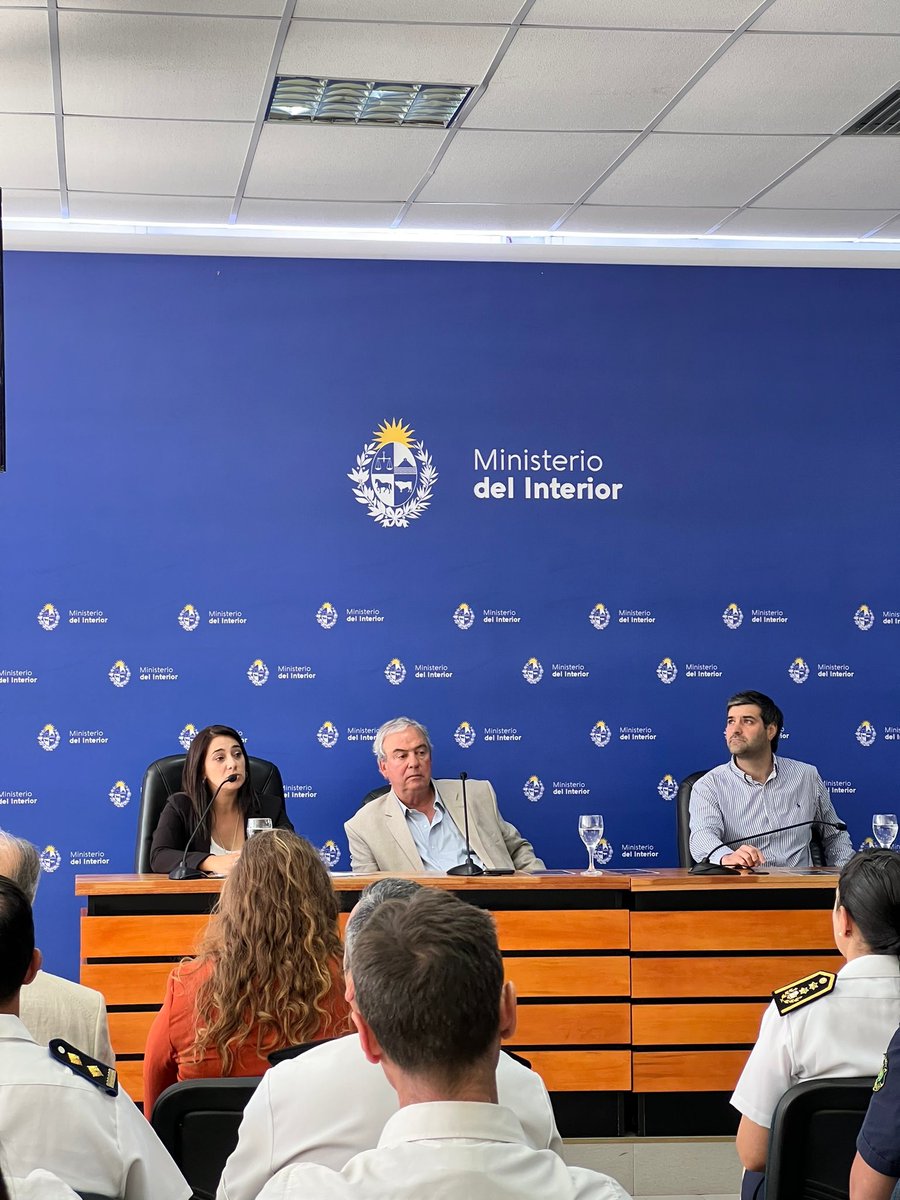 Ni_Martinelli's tweet photo. Evaluación anual del Centro de Atención a las Víctimas de la Violencia y el Delito #CAVID, servicio que brinda asistencia a policías y familias víctimas de un hecho delictivo o violento. 
📲 099 896 554 está de guardia 24hs los 365 días. 
¡Seguimos cuidando a quienes nos cuidan! https://t.co/ns4xKQzVrj