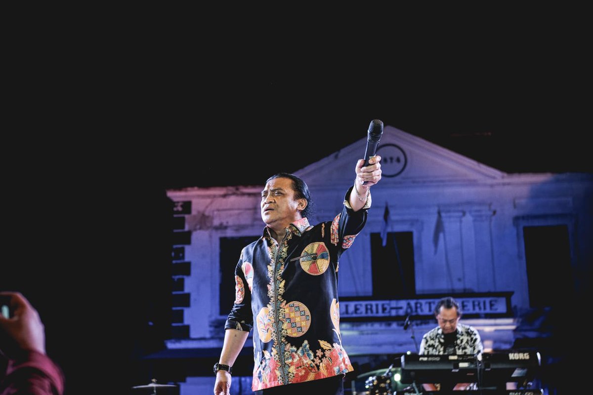 " Tuhan merawat segala yang kita kenal dan juga yang kita tidak kenal dan juga yang tidak akan kita kenal".
(SapardiDjokoDarmono)

Ndan <a href="/didikempotid/">Didi Kempot (1966 - 2020)</a> .
Sugeng Ambal Warsa.
Swargi langgeng kagem panjenengan.
❤❤❤❤