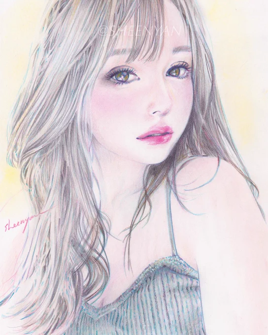 #今年も残りわずかなのでお気に入りの4枚を貼るこちらは似顔絵編今年はちょっとカッコいい雰囲気に憧れました趣味の似顔絵はお仕事やオリジナルの合間だったので、もっとたくさん描いて更に練習できたらいいな〜では年明けにまた、皆さま良いお年を#色鉛筆画 #3色 #似顔絵 #趣味絵 