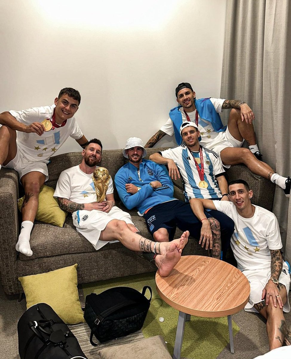 Messismo10's tweet photo. Lo último que ve un campeón vigente antes de ser derrotado https://t.co/cDOtA57OTF