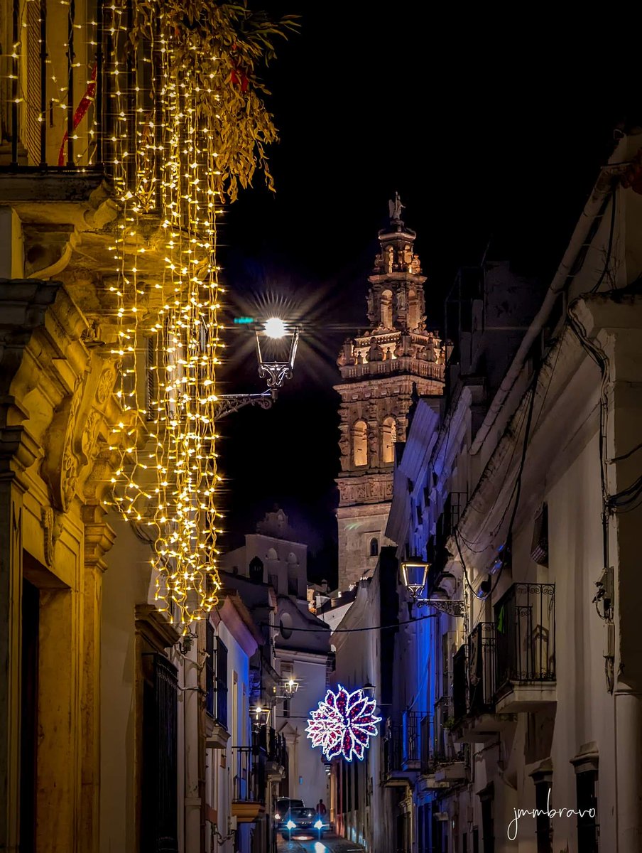 jmmbravo's tweet photo. Un paseo por Jerez de los Caballeros, en el último viernes de 2022.
#viajar #p6p #travel #Navidad2022 #Extremadura https://t.co/MAaqnG4tcu