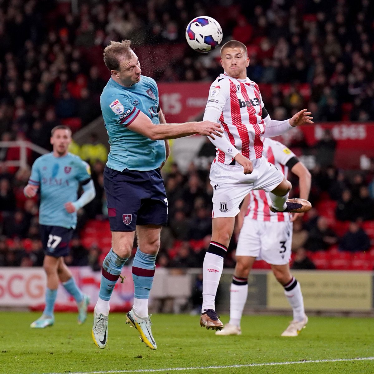 BurnleyOfficial's tweet photo. 40: 5️⃣ minutes left of the first 45 and the Clarets continue to deal with pressure from the Potters 😤

#STKBUR https://t.co/GrFkKuXQ8n