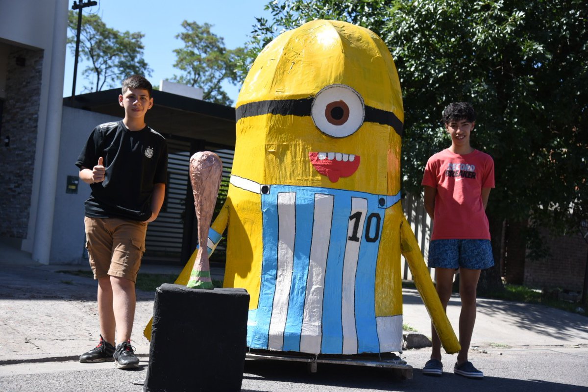 infoblancosobre's tweet photo. Declararon de “Interés Cultural” la esquina de #LaPlata donde nació la tradición de qumar muñecos para recibir el #AnoNuevo - Info Blanco Sobre Negro https://t.co/49eDBT4voY #momos #MunecosLaPlata #munecos https://t.co/gwHzR8qoJJ