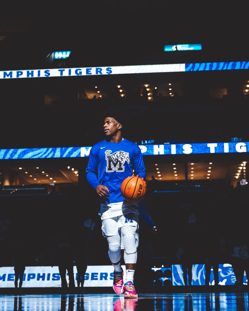 Memphis_MBB's tweet photo. Let's talk about @150__KD over his last 5 games 🔽

 23.6 ppg
 8.2 apg
 3.0 spg
43.6 FG%
44 of 49 at the FT line

He's coming for Player of the Year 😤 https://t.co/UXMpckbH8f