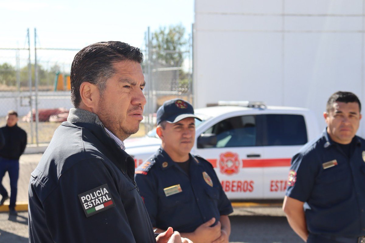 Manuel_AlonsoG's tweet image. Visitamos las instalaciones de Bomberos del Estado, los cuales en esta temporada son pieza clave de la prevención de incendios y la reacción inmediata ante algún siniestro. 
Comprometidos con nuestro equipo de bomberos. 
¡Los buenos somos más!
#NavidadEnPaz