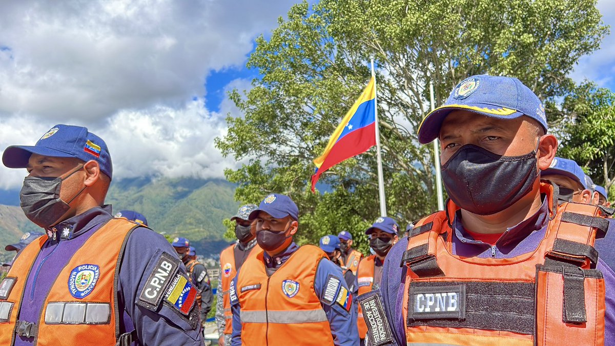 CeballosIchaso1's tweet photo. Desde el 2011 se han incorporado un total de 169440 nuevos profesionales a los órganos de seguridad ciudadana gracias a la optimización académica constante de nuestra @UNESUniversidad. Ahora avanzaremos en el renacer de la @PNBVzla rumbo a los 100mil Funcionarios(as) https://t.co/5OmEWrS0th