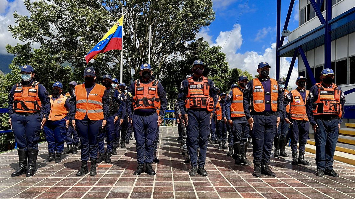 CeballosIchaso1's tweet photo. Desde el 2011 se han incorporado un total de 169440 nuevos profesionales a los órganos de seguridad ciudadana gracias a la optimización académica constante de nuestra @UNESUniversidad. Ahora avanzaremos en el renacer de la @PNBVzla rumbo a los 100mil Funcionarios(as) https://t.co/5OmEWrS0th