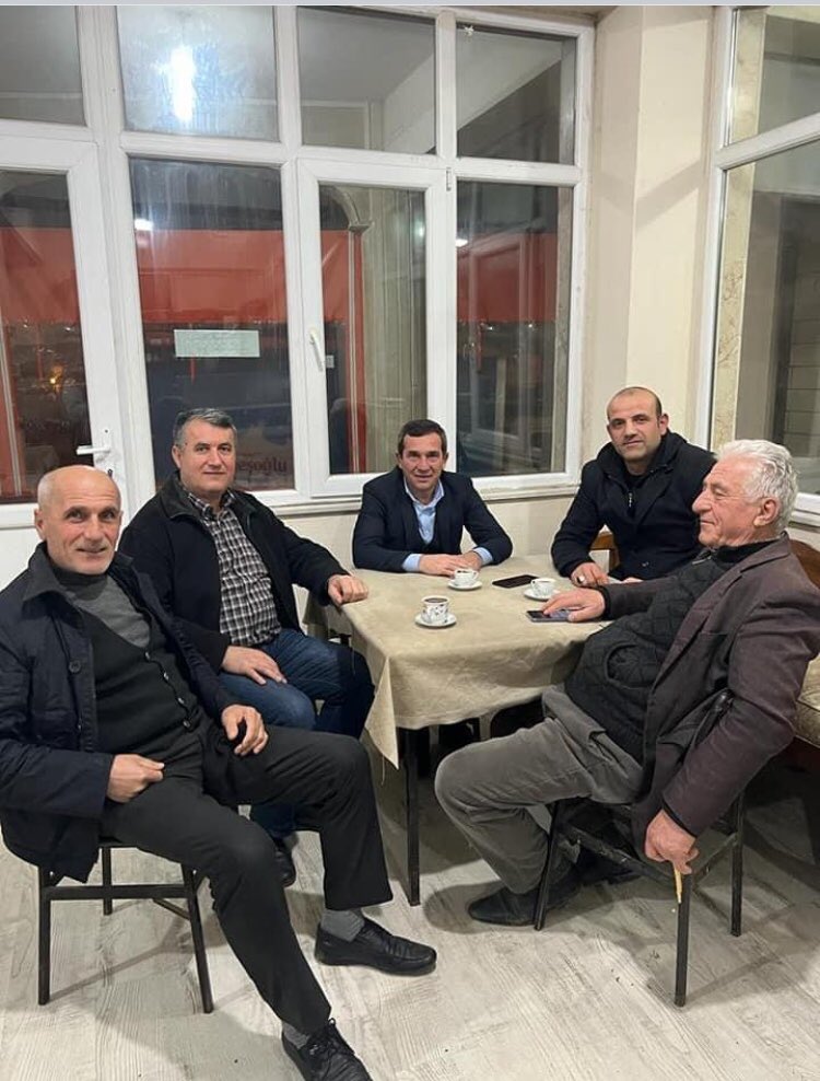 ozcan_kam's tweet photo. Günün yorgunluğunu huzurda dostlarımızla kahve içerek attık #Ferizli https://t.co/swi2JB38nW