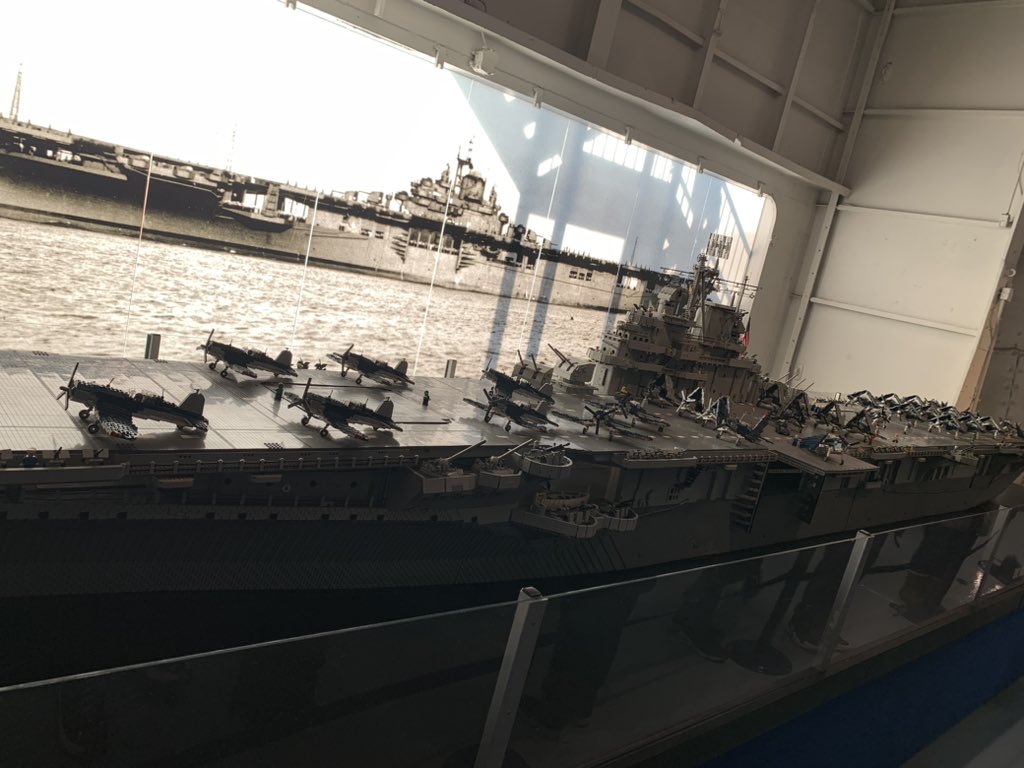 CollegeSavary's tweet photo. @mathsenvie4 Voici la maquette du porte avion américain l’Intrepid, sur le port de New York. D’après les dimensions de sa maquette en légo, quelle est sa longueur réelle ? https://t.co/QLV3vg1KB2