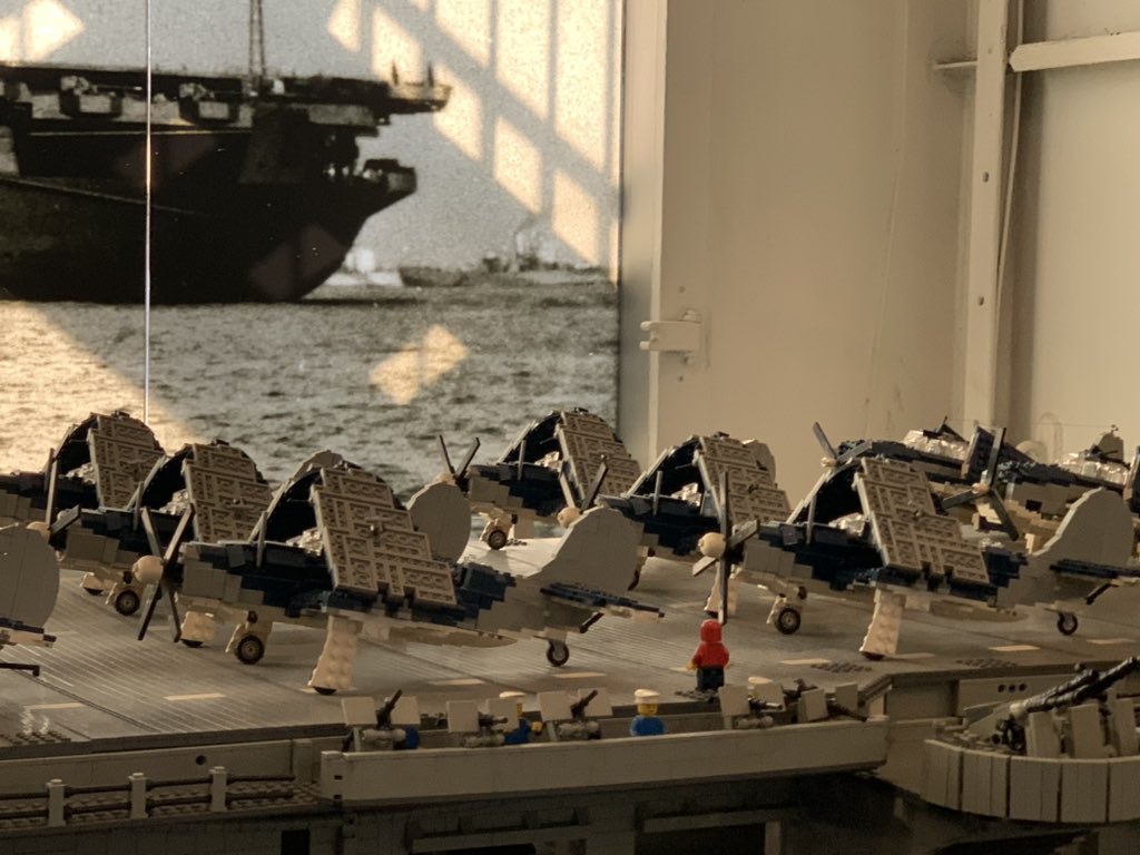 CollegeSavary's tweet photo. @mathsenvie4 Voici la maquette du porte avion américain l’Intrepid, sur le port de New York. D’après les dimensions de sa maquette en légo, quelle est sa longueur réelle ? https://t.co/QLV3vg1KB2