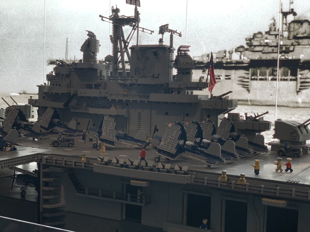 CollegeSavary's tweet photo. @mathsenvie4 Voici la maquette du porte avion américain l’Intrepid, sur le port de New York. D’après les dimensions de sa maquette en légo, quelle est sa longueur réelle ? https://t.co/QLV3vg1KB2