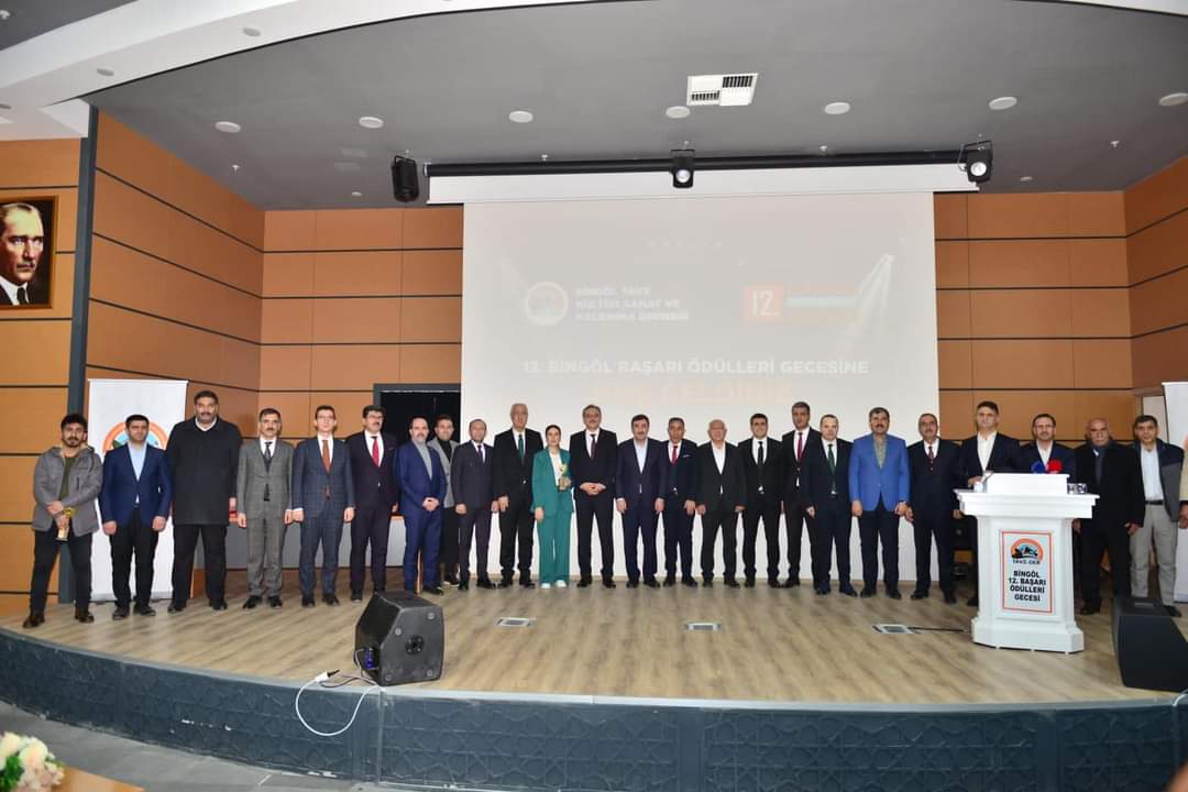ahakimyildiz's tweet photo. @TavzDerBingol tarafından organize edilen, 12. Bingöl Başarı Ödülleri Gecesine katılım sağladık. Gecede ödül alan kişi ve kurumları tebrik eder, organizasyonda emeği geçen herkese ayrı ayrı  teşekkür ediyorum.
Derneğimizin bundan sonraki çalışmalarında üstün başarılar dilerim. https://t.co/1wHNJhGpFB