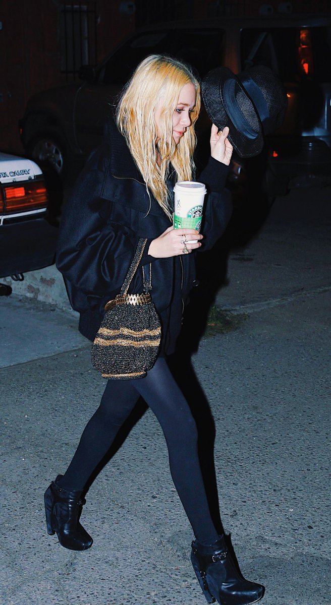 Mary-Kate Olsen buying coffee at Starbucks in West Hollywood, 2006.