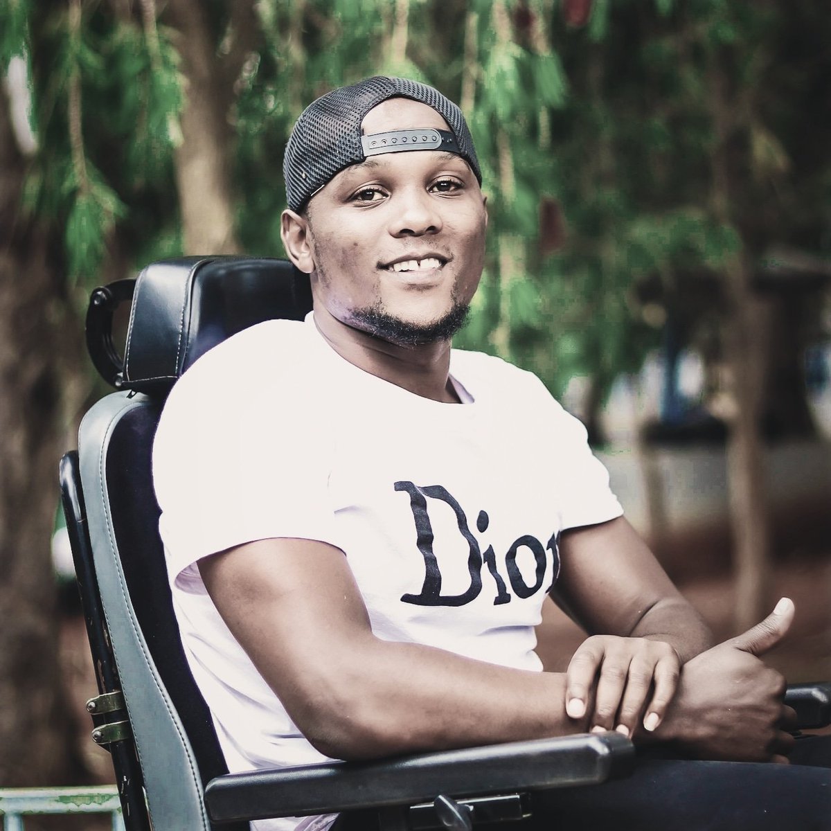 allan_de_king's tweet photo. To the positive vibes I had this year,🥂the new achievements,🙏,new people I meet💜,,to the one I lost 💔 nothing happened by mistake,,🙏am greatful,,may the New year be a pillar to our hopes and dreams,may it be the year of blessings and achievements, health and wealth 🥂 https://t.co/y79jk71GYe