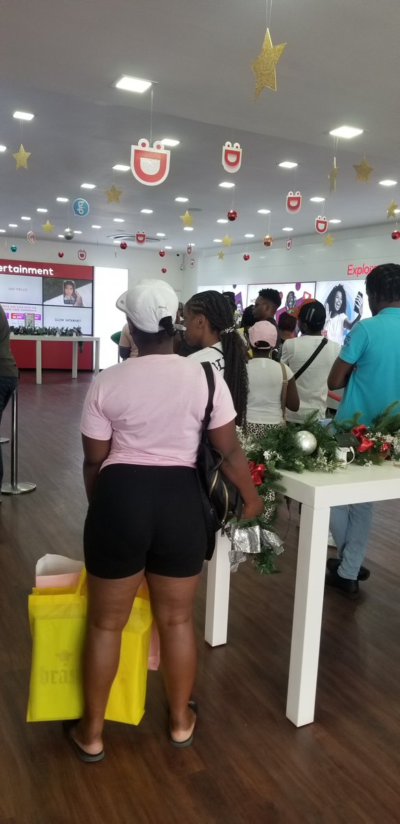 nickii876's tweet photo. Damn unacceptable @DIGICELJamaica. 3 hours in a line to buy one phone?! This is absolutely ridiculous. Clearly you are no longer interested in actually selling physical products because your lack of staffing is irritating your customers. https://t.co/UzL9xkl3Xy