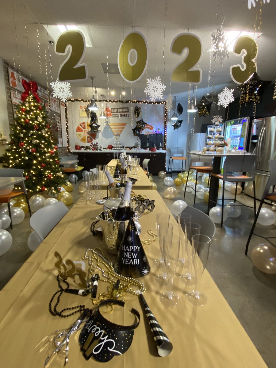 KrystyneSantos's tweet photo. A bit of a photo dump coming your way from our 0901 New Years Celebration! Sprinkle a little fun in all that you do! Decorations: Lakeesha, Tammy, Judith &amp; myself. Food: potluck contributions by several of us associates. @williamachen @jdmotto4 @DHRMgregorio https://t.co/q0pJsyOPV4