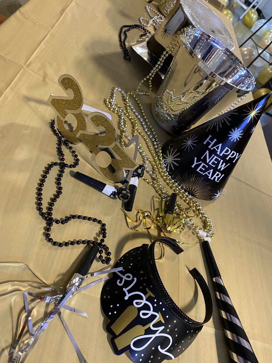 KrystyneSantos's tweet photo. A bit of a photo dump coming your way from our 0901 New Years Celebration! Sprinkle a little fun in all that you do! Decorations: Lakeesha, Tammy, Judith &amp; myself. Food: potluck contributions by several of us associates. @williamachen @jdmotto4 @DHRMgregorio https://t.co/q0pJsyOPV4
