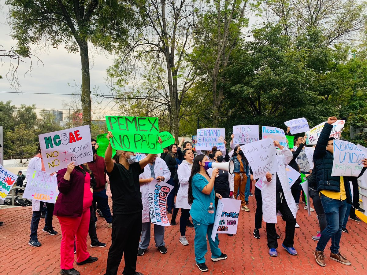 Médicos residentes de #Pemex
exigen el pago de aguinaldo.

#DesdeLabarrera