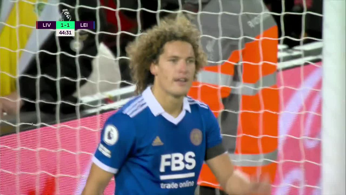 SC_ESPN's tweet photo. ¡DOBLETE EN CONTRA! A los 44´ PT, Wout Faes marcó nuevamente en su propio arco para poner el 2-1 del Liverpool ante Leicester por la #PremierLeague.

 📺 Mirá la #PL por #StarPlusLA | #MiraloEnStarPlus https://t.co/NZRBJXqI8q