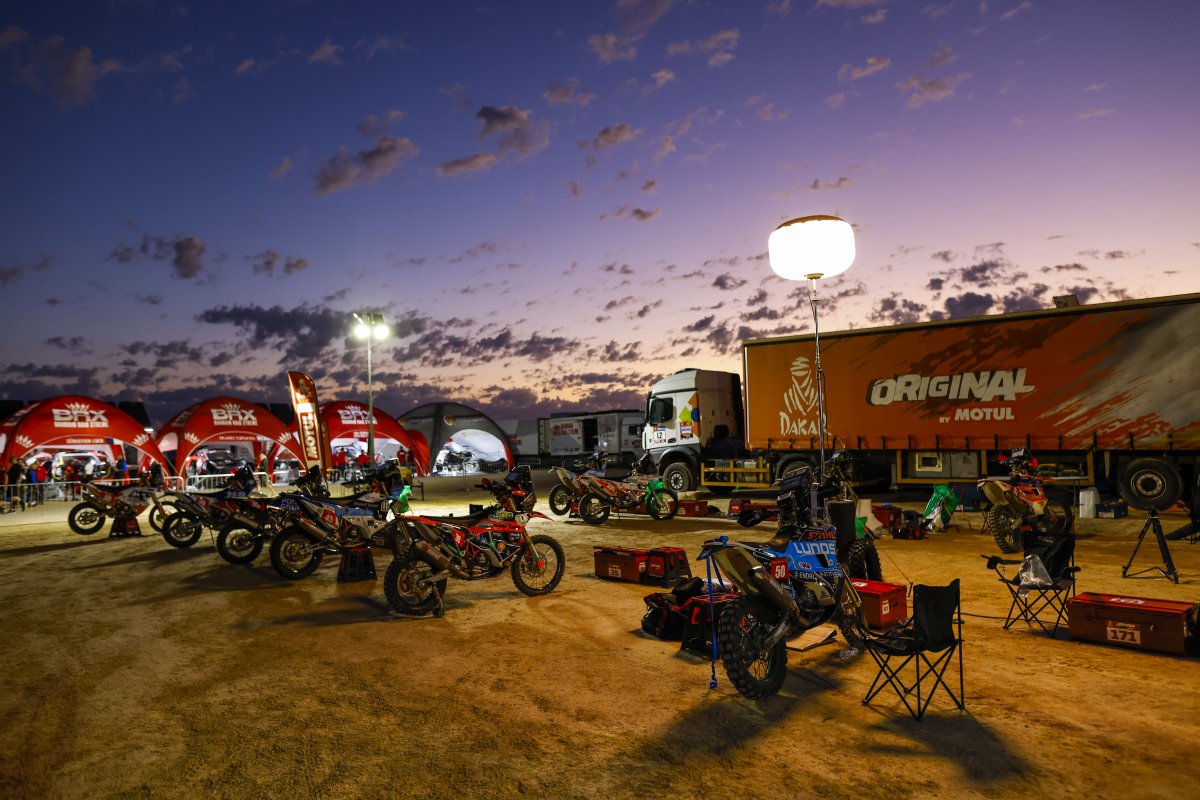 dakar's tweet photo. Sun setting over Sea Camp 🌅 Sleep tight friends, tomorrow we set off early 🏁 The #Dakar2023 is about to start 🤩 https://t.co/GpLFfFLxED