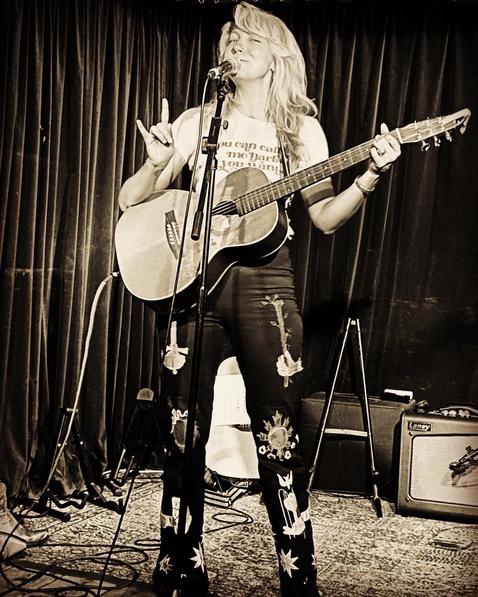 jesstcountry's tweet image. Pop on over to @ScarletRiverPR website or the 🔗 here scarletriverpr.com/post/live-revi… to read my Live Review of Kelley Swindall’s tours in the UK 🇬🇧 this year!

#livereview #kelleyswindall #ustouk #folkmuaic #countrymusic #dukesheadhighgate #greennotecamden #holmfirthtavern