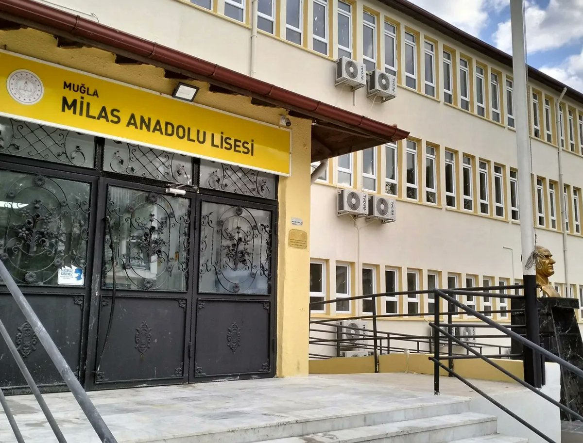 MilasAnadolu's tweet photo. Yenilenen okulumuzda yeni yılda 2 Ocak Pazartesi sabahı görüşmek üzere Mutlu yıllar https://t.co/1O2wPkcexK