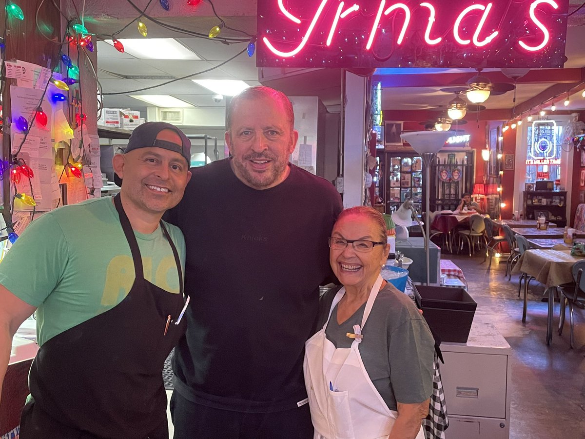 OrtizKicks's tweet photo. It was great breaking bread with @nyknicks coach Tom Thibodeau and @GerssonRosas at @irmasoriginal in Houston’s East End. I enjoyed talking about life over some great Mexican food. https://t.co/Y7CTMDzN9h
