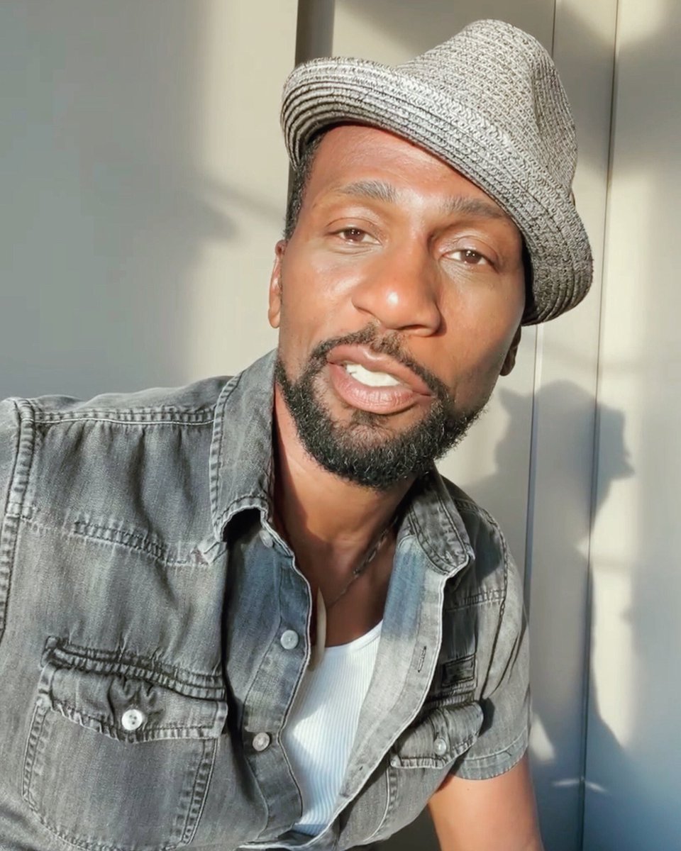 justleon's tweet photo. If you can #readlips
Caption this: “_____ ______”
Clue: It’s to You https://t.co/hg3h0TR1In