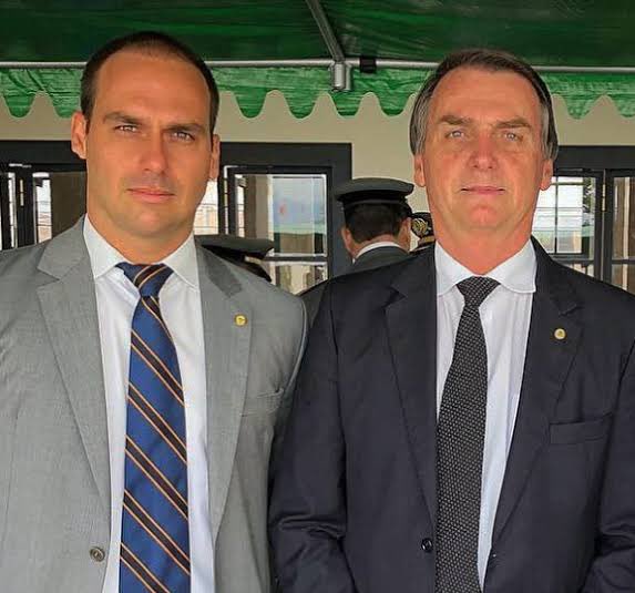 Eduardo Bolsonaro🇧🇷 (@bolsonarosp) on Twitter photo As entranhas do sistemas estão esparramadas em praça pública, só não vê quem não quer.
Obrigado <a href="/jairbolsonaro/">Jair M. Bolsonaro</a>, nunca ficou tão claro: “e conhecereis a verdade e a verdade vos libertará” e “por falta de conhecimento meu povo pereceu” 🇧🇷 As entranhas do sistemas estão esparramadas em praça pública, só não vê quem não quer.
Obrigado <a href="/jairbolsonaro/">Jair M. Bolsonaro</a>, nunca ficou tão claro: “e conhecereis a verdade e a verdade vos libertará” e “por falta de conhecimento meu povo pereceu” 🇧🇷