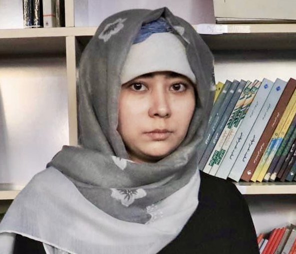 najibaminii's tweet photo. به نگاه خسته ات سوگند 
بار اول در موعود زخمی شد کسی ازو یاد نکرد با همت خودش آهسته و خموش اما قوی ایستاد و حرکت کرد، بار دوم که زخمی شد بازهم کسی سراغش را نگرفت او همچنان خموش و بی ادعا راهش را ادامه داد بار سوم شدید تر از همه زخمی شد اما باز هم او قهرمان فضای مجازی نبود. #زینب https://t.co/aG7MtVIawv