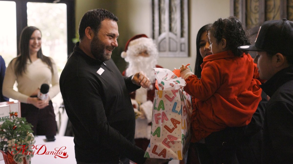 Telemundobalc's tweet photo. La felicidad de los niños siempre llena de alegría nuestros corazones. Agradecemos a @mctsprout por apoyar #NaviDando y hacer posible que más familias hispanas pudieran celebrar en estas festividades.
#FelizNavidad #FelicesFiestas #FelicesFiestas2022 #Beaumont #PortArthur #Setx https://t.co/2JzB1ZenVz