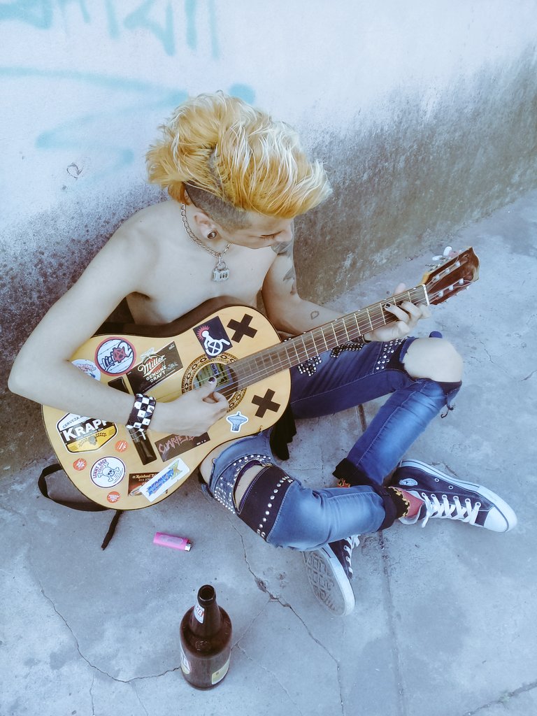 _LISIADOS_'s tweet image. Buen viernes Punk Rockers🔥
Lean tocando unos temas en la esquina🍺 Monte Grande. Año 2021.