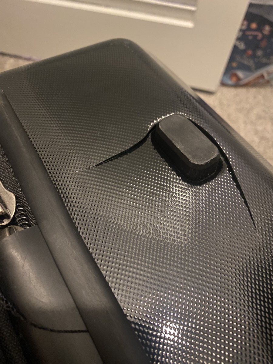 hmae05's tweet photo. Thanks for quality handling and care of my luggage, @Delta 🙄 https://t.co/6dmTh3Joqp