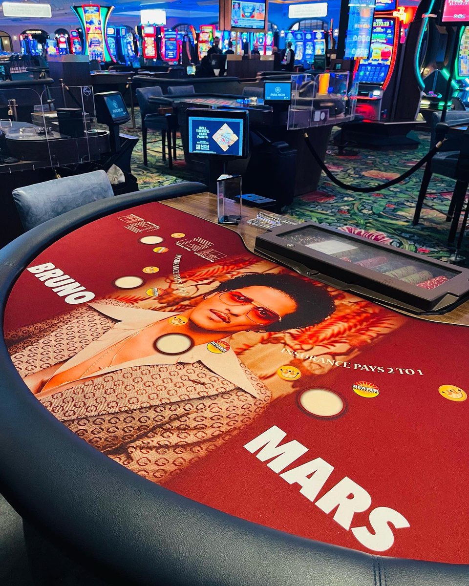 Machi2331's tweet photo. 🎲 🥂 💵 #brunomars #brunomarslasvegas https://t.co/QMWw22Fb2s