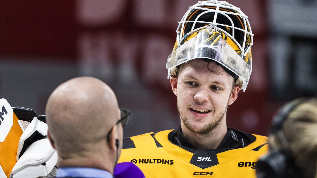 SHLse's tweet photo. Söderström historisk när Skellefteå höll sviten intakt. Skellefteå kom till spel i Coop Norrbotten Arena med 14 raka segrar i ryggen. https://t.co/PZyASg5evH
#LHFSKE #SHL #twittpuck #ishockey #svsshl
📷Simon Eliasson @bildbyran https://t.co/uDZc5cvzSi