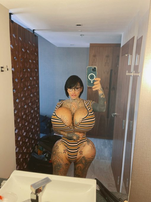 Long or short hair mary👀omgggg 2023 we are ready 4 you huniiii!!!! 🤭😆🙏🙏❤️ https://t.co/nAV0vfFgWS<a href="/tag/squats"class="tags"><span>#squats</span></a><a href="/tag/naturalbeauty"class="tags"><span>#naturalbeauty</span></a>