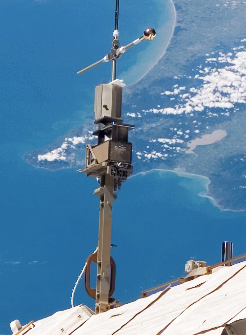 Next_Gen_Space's tweet photo. What a nice view in #ISS #Live #Dextre #Truss 
That 'thing' like a sword in the middle is  the Floating Potential Measurement Unit = #FPMU Antenna. The purpose of the FPMU is to provide direct measurements of ISS spacecraft charging. https://t.co/vtlTUkxFUn