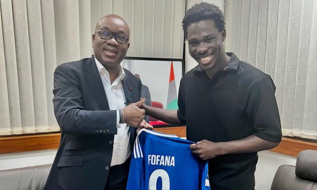 Footci's tweet photo. 🔴#Flash_Info | officialisé du côté de Chelsa ,Avant ses début le 1er janvier 2023, #Datro Fofana est présentement à Abidjan où il a tenu à rendre une visite de courtoisie au Président de la Fédération Ivoirienne de Football (FIF). https://t.co/vfSumR697x