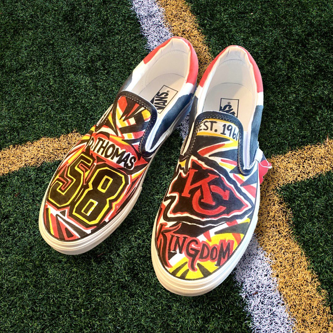 RasulArtist's tweet photo. Kansas City Chiefs hand painted shoes by artist @artistsarahrasul 

#art #artist #dthomas #chiefs #kansascity #kc #football #58 #vans #shoes #kicks #streetwear #streetstyle #painted #sports #chiefskingdom https://t.co/xKncRmfKa1