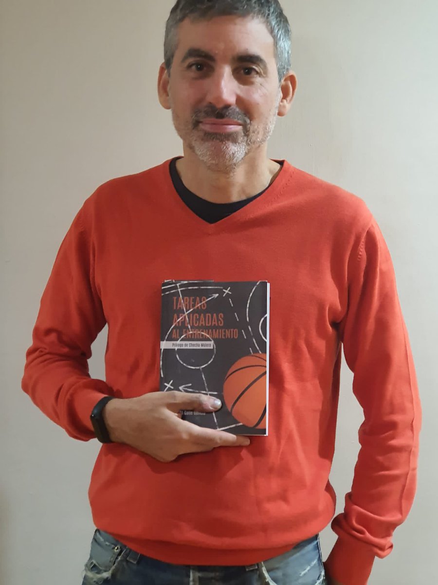 TareasAplicadas's tweet photo. Confiamos en que Raúl, Patricia, Iván y Dani añadirán ‘Tareas aplicadas al entrenamiento’ a su lista de libros favoritos 2022 🤭🏀

¿Aún no lo tienes? Compra tu ejemplar para empezar con la lista de 2023 😬 https://t.co/1VzsLmqvnx