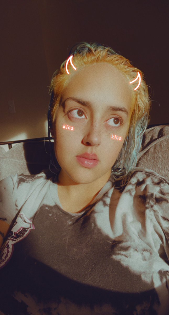 AriTheAssassin's tweet photo. Anyway a little after #coloroops x2 and bleaching my undercut and roots plus the sun is hitting https://t.co/noFjRXK12g