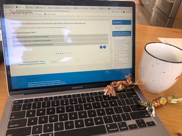 SevSaignat's tweet photo. Finalement, avoir le bras cassé et ne pas aller skier a ses avantages...
Comment joindre l'utile à l'agréable? Faire un puzzle #stumpcraftpuzzles en écoutant les podcasts @EditionsRetz ou suivre le premier module de la certification DELF-DALF en savourant des papillotes Révillon https://t.co/IcBscgmBP8