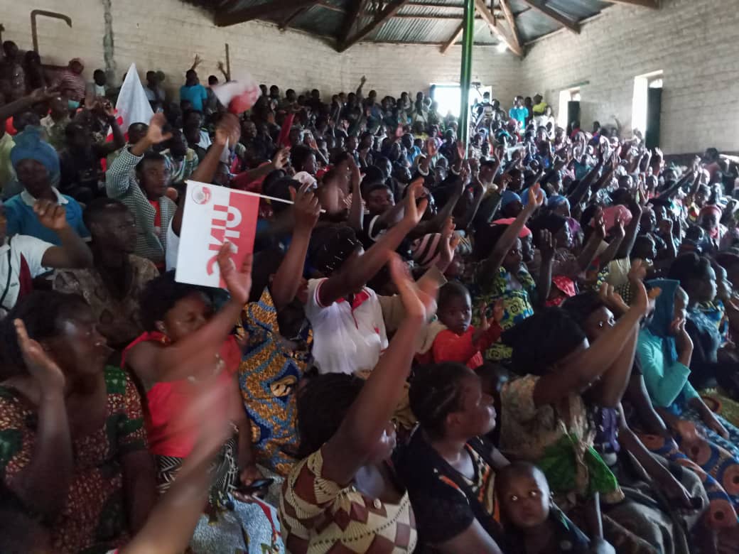 Arnotbigus1's tweet photo. Arrivé dans son *LUBERO NATAL le général 5 étoiles @BillyKambale1 
à échangé avec la population pour encourager ses électeurs à s'enroler massivement pour un réel renouvellement de la classe politique Lubero doit garder ses Nombres  d'élus aux nationales et provinciales. https://t.co/5X2Q7AerG2