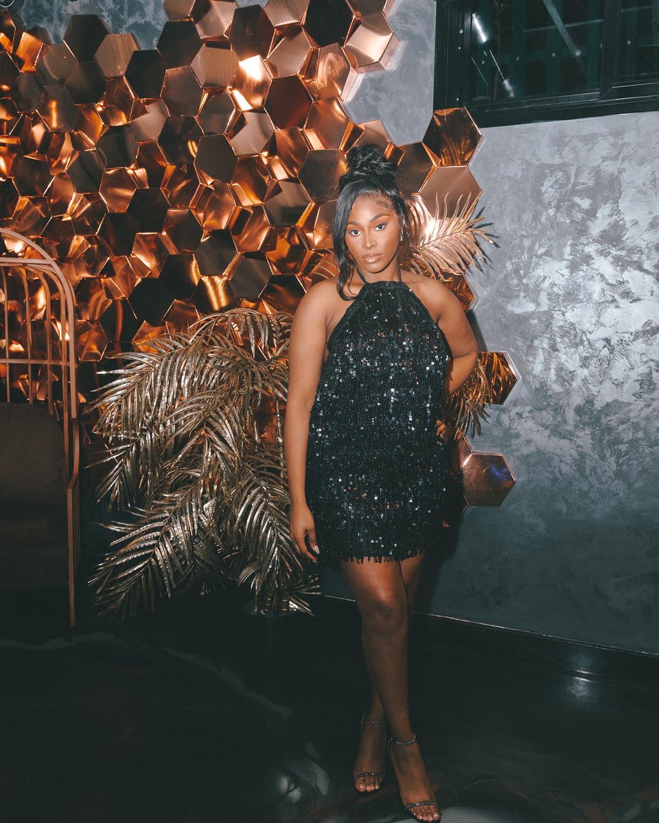 mschxn's tweet photo. 🥂🖤 https://t.co/k3XrkYsoGz